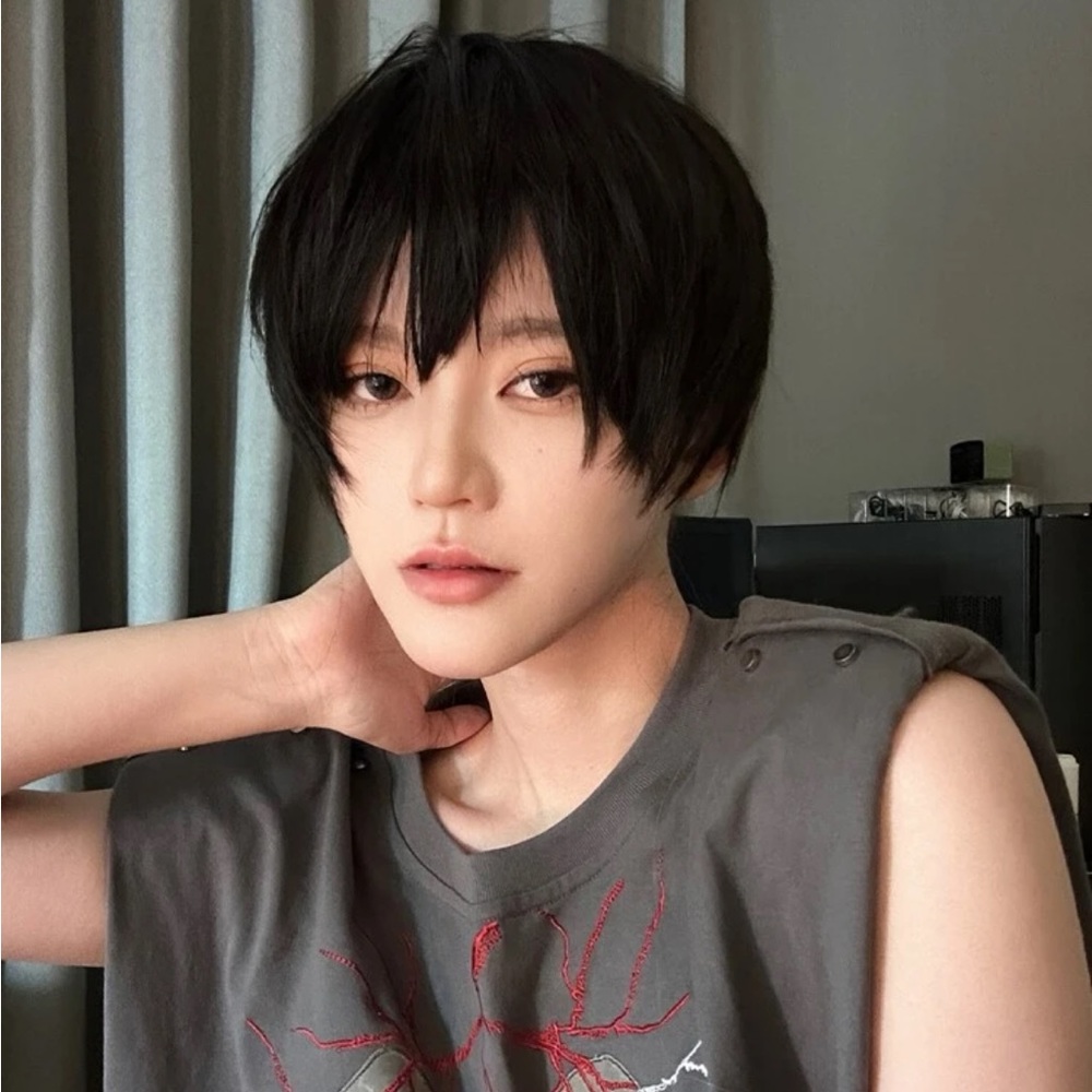 Short black cosplay wig - NWT